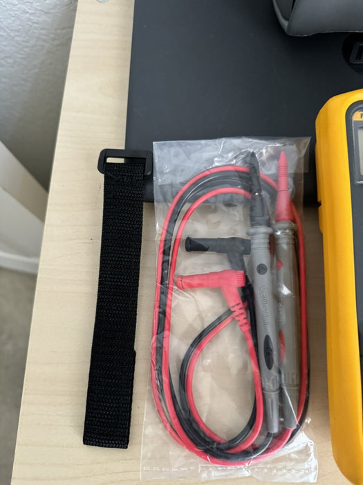 FLUKE 712 RTD PROCESS CALIBRATOR WITH LEADS & BAG