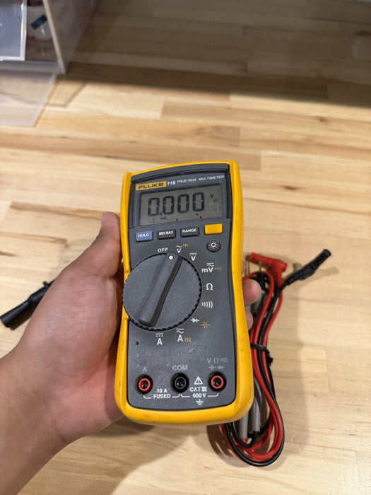 FLUKE 115 TRMS MULTIMETER W/ LEADS & CLIPS - SHIPS FAST