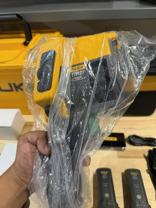 FLUKE TIR27 THERMAL IMAGER KIT 60HZ W/ BATTERIES & CHARGER (TESTED) RARE