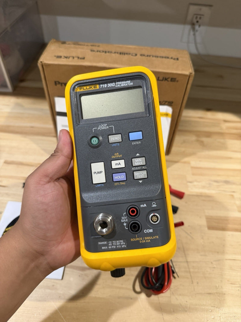 FLUKE 719 30G PRESSURE CALIBRATOR KIT W/ LEADS  (TESTED) NEW