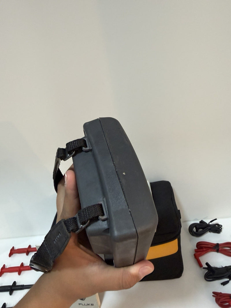 FLUKE 702 DOCUMENTING PROCESS CALIBRATOR WITH ACCESSORIES TESTED