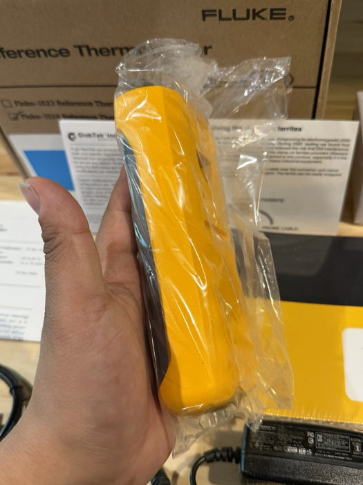 FLUKE 1524 REFERENCE THERMOMETER W/ PROBE & BAG (FREE SHIPPING) CALIBRATED 2025