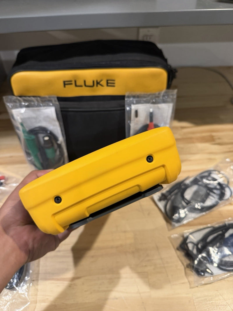 FLUKE 190-204 SCOPEMETER 4CH 200MHZ 2.5GS/S W LEADS & ACCESSORIES (TESTED)