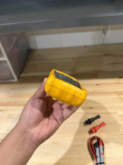 FLUKE 179 MULTIMETER W/ LEADS & CLIPS (SHIPS FAST)