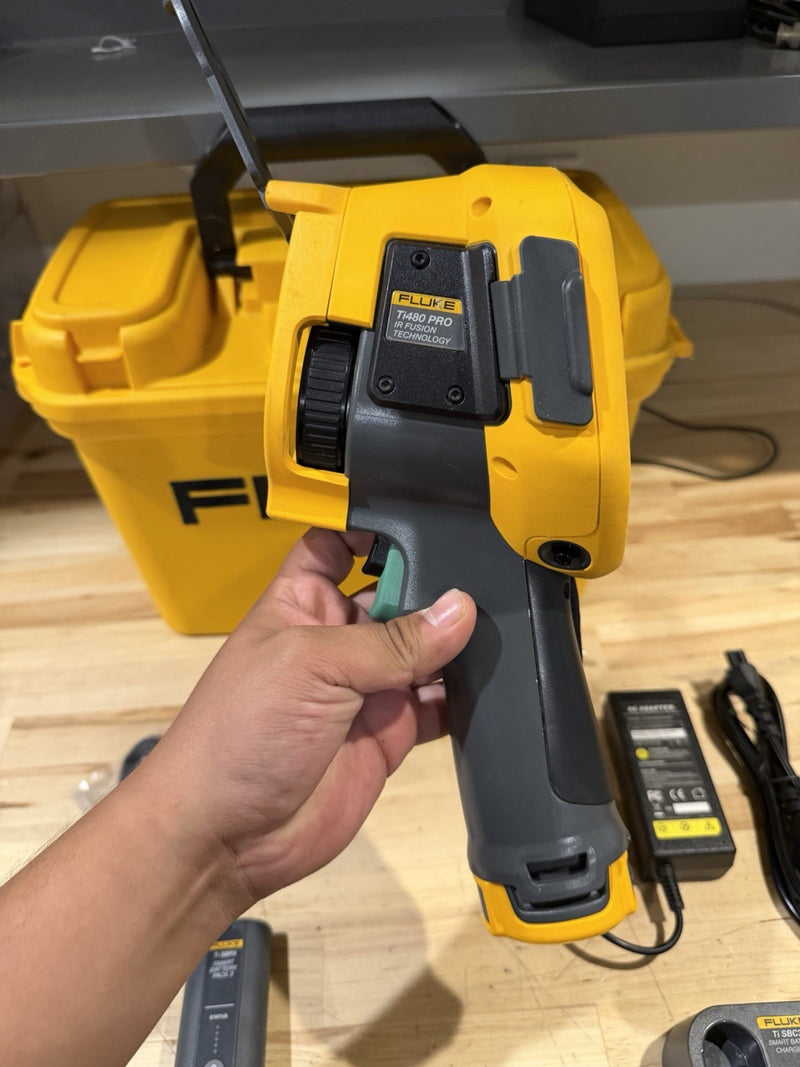 FLUKE TI480PRO IR CAMERA 60HZ, 640 X 480 , 2 BATTERIES W/ CHARGE & CASE -TESTED