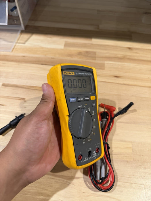 FLUKE 115 TRMS MULTIMETER W/ LEADS & CLIPS - SHIPS FAST