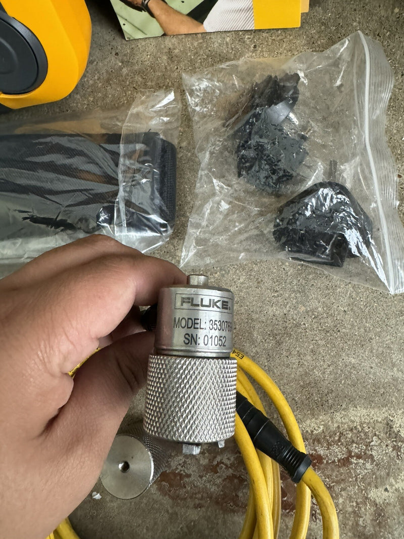 FLUKE 810 VIBRATION TESTER WITH TACHOMETER & TRIAXIAL ACCELEROMETER & CASE