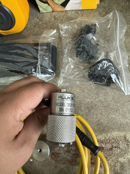 FLUKE 810 VIBRATION TESTER WITH TACHOMETER & TRIAXIAL ACCELEROMETER & CASE