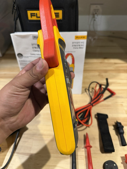 FLUKE 378 FC NON-CONTACR VOLTAGE CLAMP METER W/ LEADS & CASE - SHIPS FAST