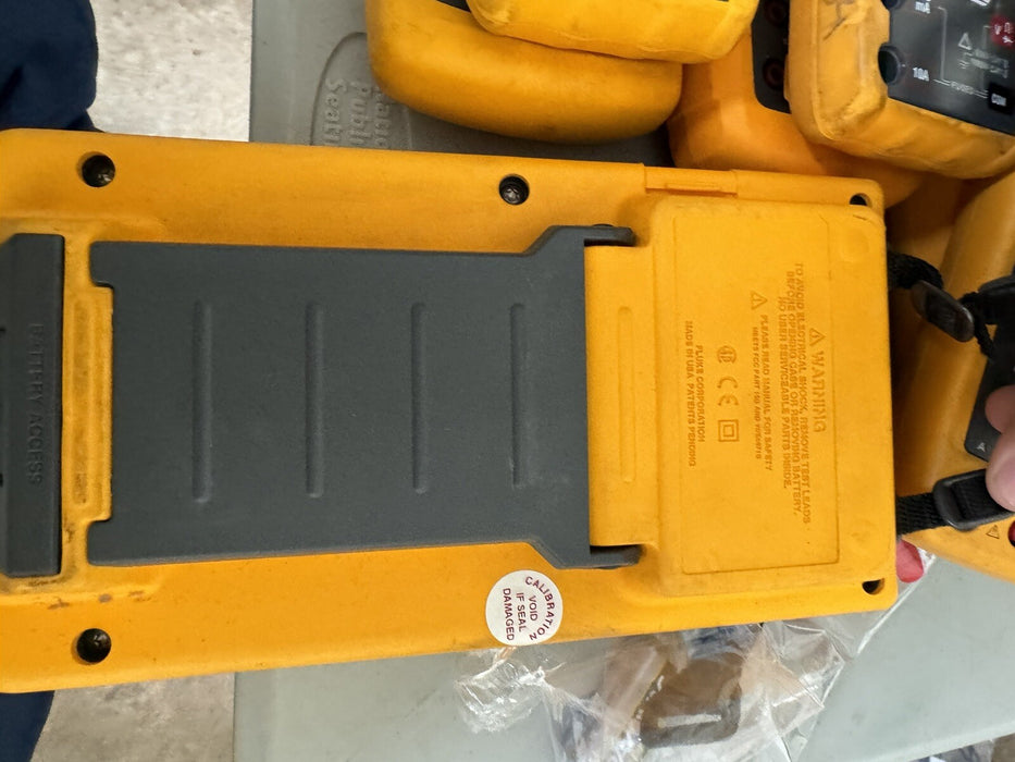 FLUKE 744 DOCUMENTING PROCESS CALIBRATOR METER WITH NEW TLK287 LEADS & CHARGER