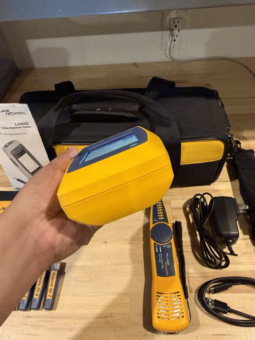 FLUKE NETWORKS LIQ-100 LINKIQ KIT CABLE & NETWORK TESTER W ACCESSORIES