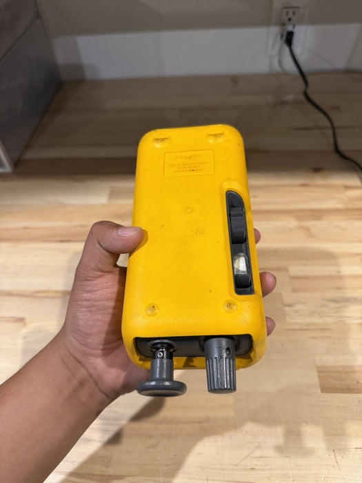 FLUKE 718 30G PRESSURE CALIBRATOR (PARTS ONLY) FOR PARTS (SHIPS FAST)