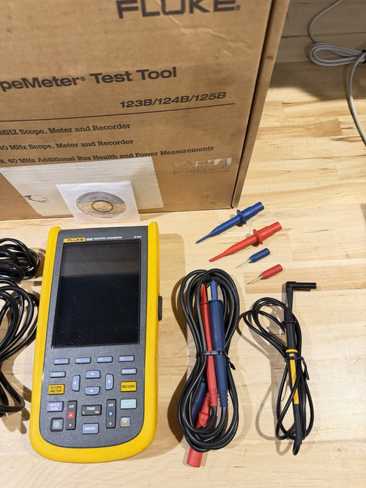 FLUKE 123B INDUSTRIAL SCOPEMETER 20MHZ W/ ACCESSORIES & BAG - FREE SHIPPING