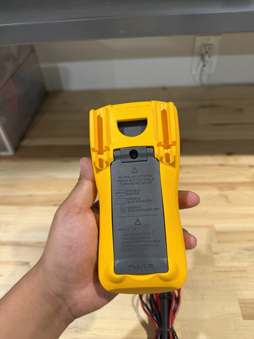 FLUKE 110 TRUE RMS MULTIMETER W/ LEADS - SHIPS FAST