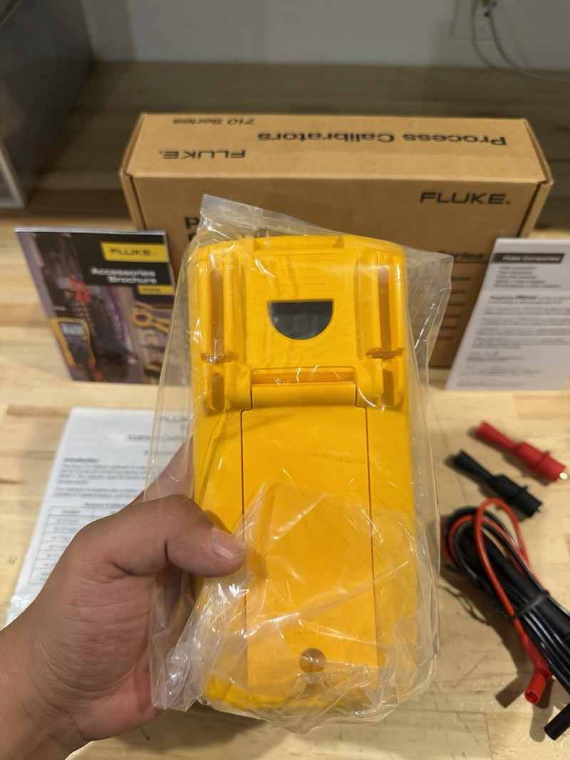 FLUKE 715 VOLT/MA CALIBRATOR W/ LEADS & CLIPS FREE SHIPPING