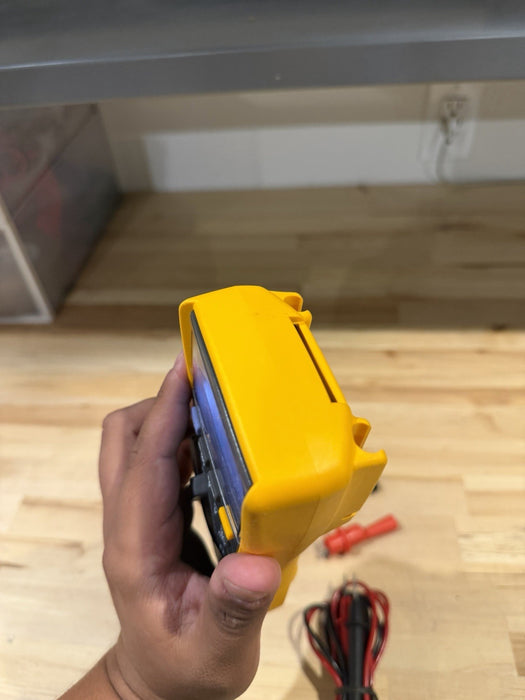 FLUKE 110 TRUE RMS MULTIMETER W/ LEADS - SHIPS FAST