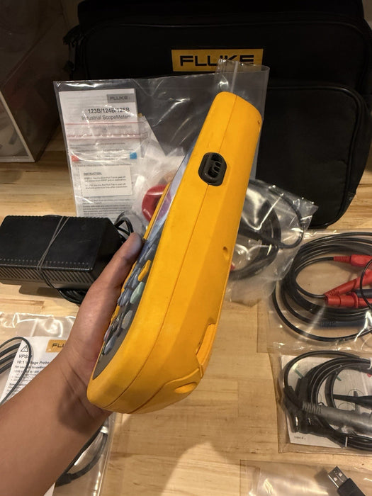 FLUKE 125B INDUSTRIAL SCOPEMETER 40MHZ W/ ACCESSORIES & BAG - FREE SHIPPING