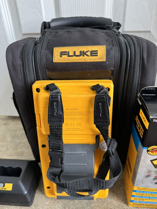 FLUKE 744 DOCUMENTING PROCESS CALIBRATOR METER WITH NEW TLK287 LEADS & CHARGER