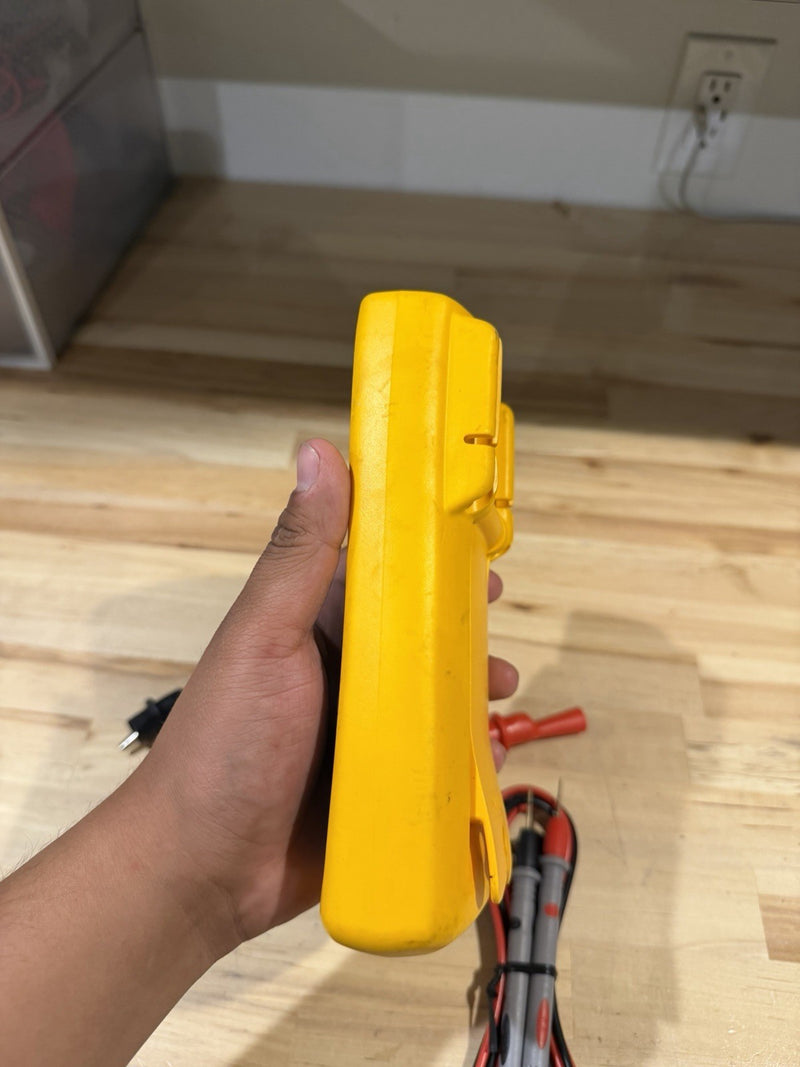 FLUKE 714 THERMOCOUPLE CALIBRATOR WITH ACCESSORIES