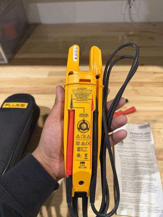 FLUKE T6-1000 ELECTRICAL TESTER WITH BAG & CLIPS TESTED
