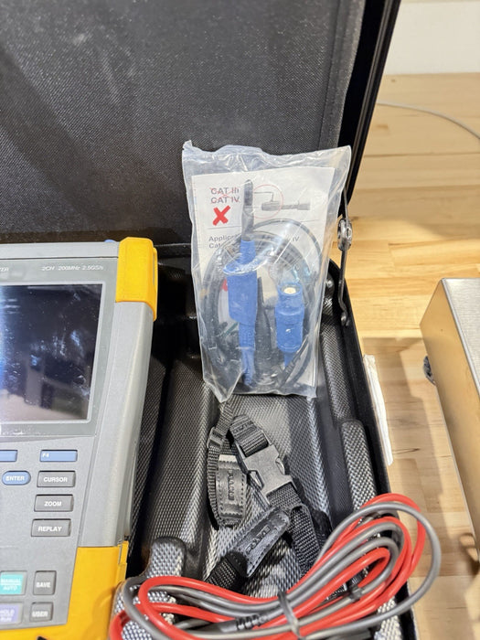 FLUKE 190-202 SCOPEMETER 2CH 200MHZ 2.5GS/S W/ ACCESSORIES (TESTED) SHIPS FREE