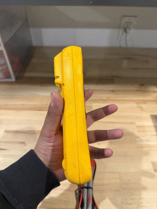 FLUKE 77-IV MULTIMETER W / LEAD SET & CLIPS - SHIPS FAST (TESTED)