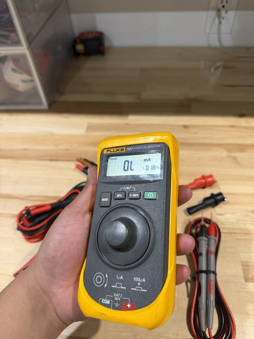 FLUKE 707 LOOP CALIBRATOR WITH LEADS & ACCESSORIES