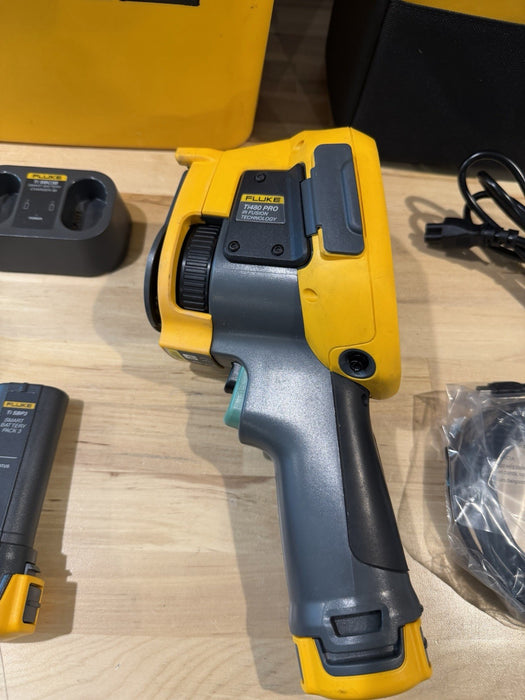 FLUKE TI480PRO IR CAMERA 60HZ 640 X 480 2 BATTERIES W/ CHARGE & CASE -SHIPS FREE