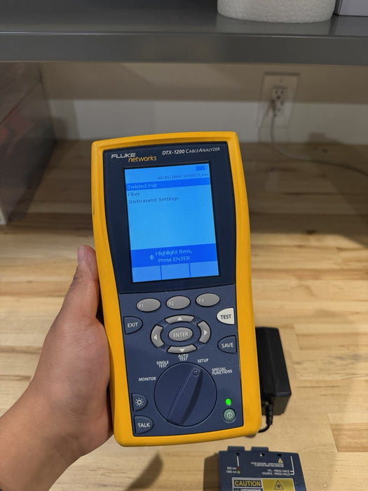 FLUKE NETWORKS DTX-1200 MAINFRAME & FIBER MODULE WITH CHARGER TESTED