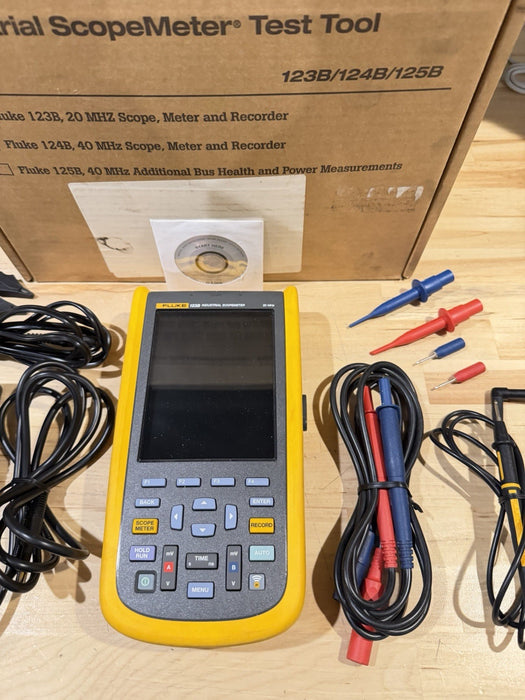 FLUKE 123B INDUSTRIAL SCOPEMETER 20MHZ W/ ACCESSORIES & BAG - FREE SHIPPING