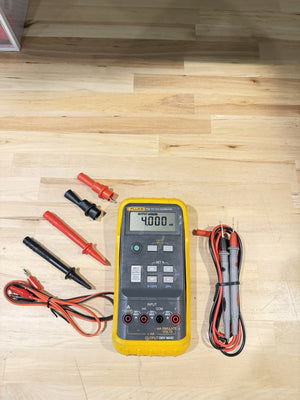 FLUKE 715 VOLT/MA CALIBRATOR WITH LEADS & CLIPS TESTED
