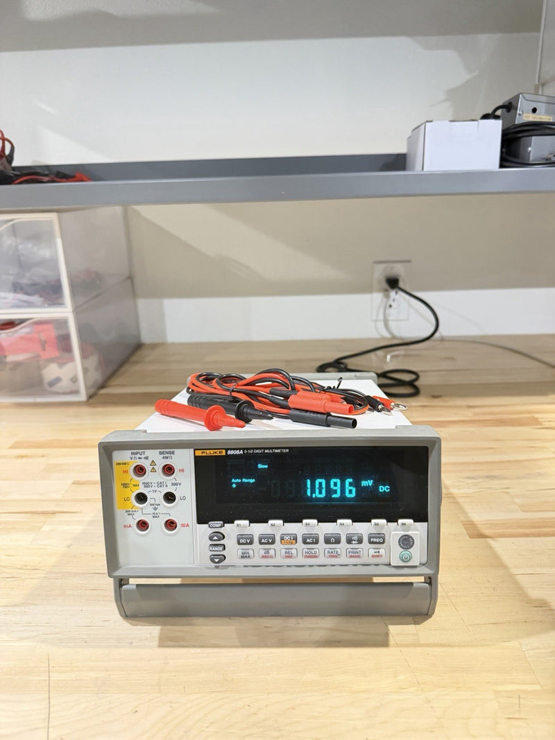 FLUKE 8808A 5.5 DIGITAL MULTIMETER WITH LEADS & CHARGER TESTED