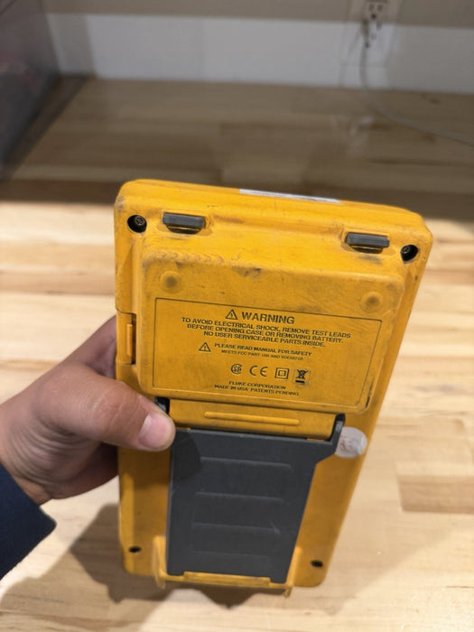 FLUKE 744 DOCUMENTING PRCESS CALIBRATOR (PARTS ONLY) FOR PARTS - DOESN’T WORK