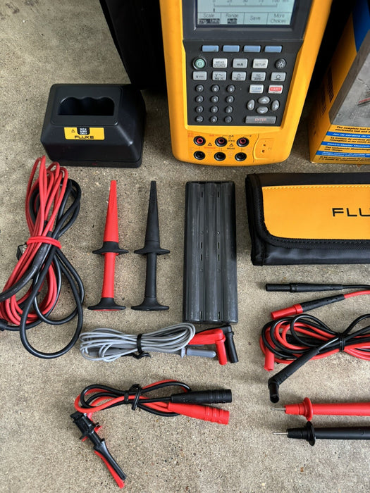FLUKE 744 DOCUMENTING PROCESS CALIBRATOR METER WITH NEW TLK287 LEADS & CHARGER