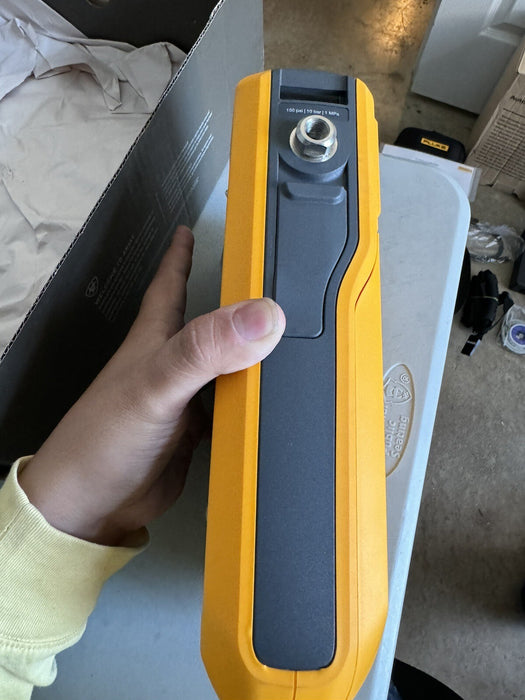FLUKE FLK-729 150G FC PORTABLE AUTOMATIC PRESSURE CALIBRATOR