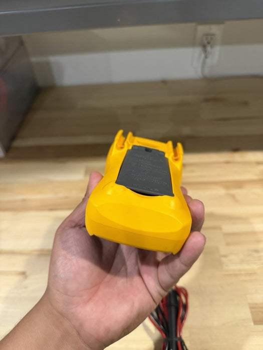 FLUKE 110 TRUE RMS MULTIMETER W/ LEADS - SHIPS FAST
