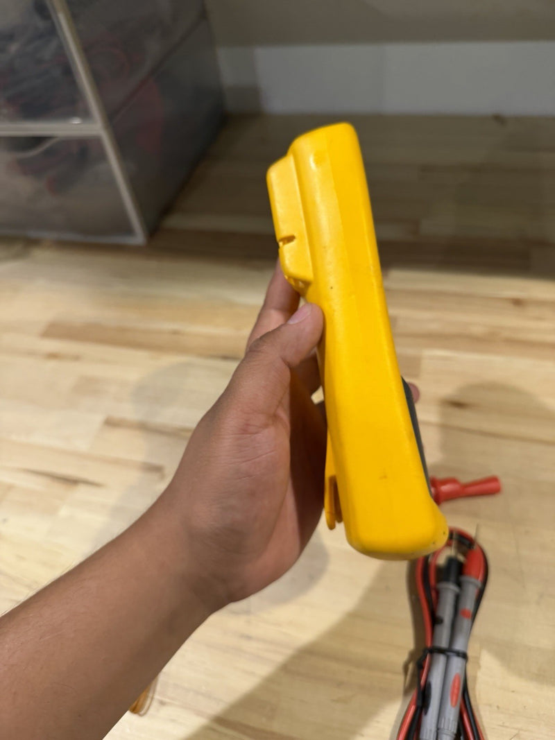 FLUKE 714 THERMOCOUPLE CALIBRATOR WITH ACCESSORIES