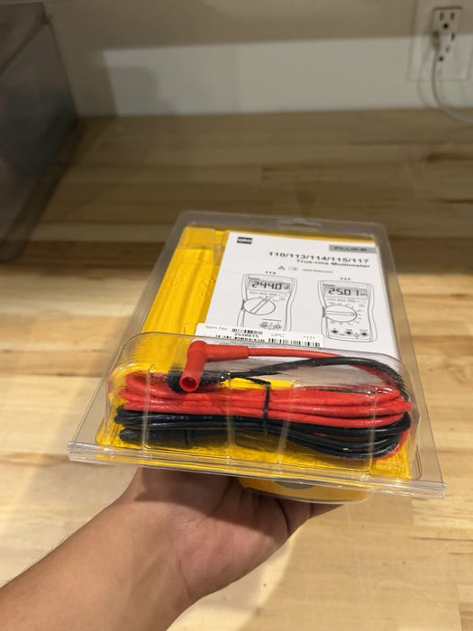 FLUKE 117 TRUE RMS MULTIMETER / NEW FACTORY SEALED - SHIPS FAST