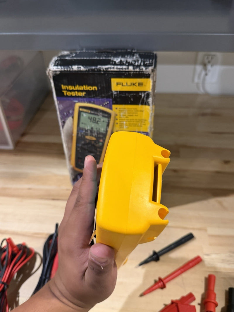 FLUKE 1507 INSULATION MULTIMETER WITH LEADS & CLIPS CALIBRATED 2026