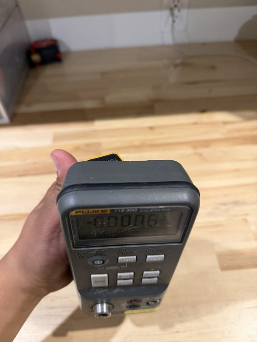 FLUKE 718 30G PRESSURE CALIBRATOR TESTED