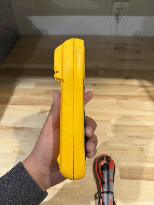FLUKE 179 TRUE RMS MULTIMETER W/ LEADS- SHIPS FAST (TESTED)