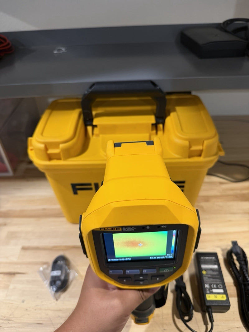 FLUKE TI480PRO IR CAMERA 60HZ, 640 X 480 , 2 BATTERIES W/ CHARGE & CASE -TESTED