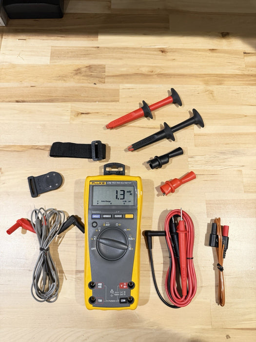 FLUKE 179 TRUE RMS MULTIMETER KIT W/ LEADS & ACCESSORIES / SHIPS FAST (TESTED)