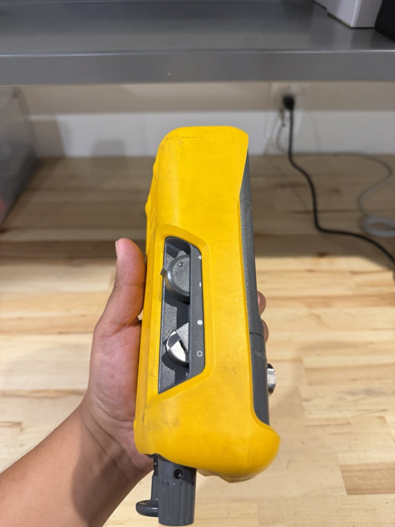 FLUKE 718 30G PRESSURE CALIBRATOR FOR PARTS
