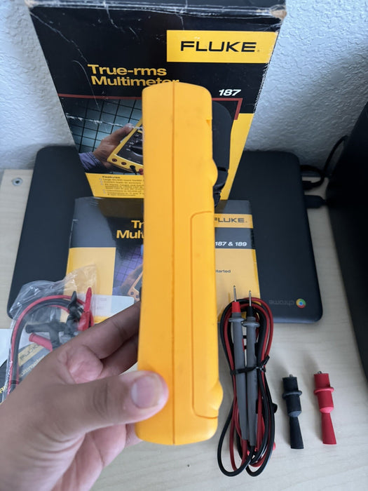 FLUKE  187 TRUE RMS MULTI METER W/LEADS & CALIBRATION CERTIFICATE- FREE SHIPPING