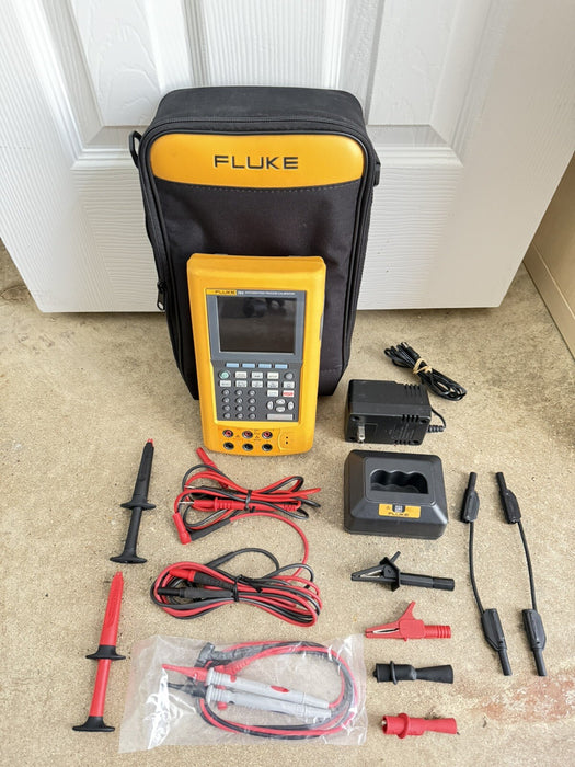 FLUKE 744 DOCUMENTING PROCESS CALIBRATOR WITH LEADS & CHARGER