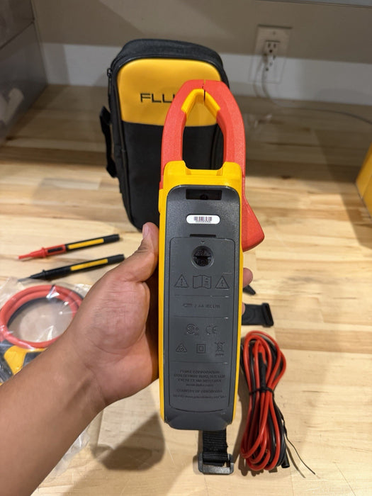 FLUKE 377 FC NON-CONTACT VOLTAGE CLAMP METER
