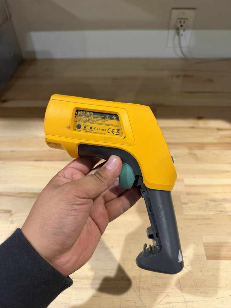 FLUKE 568 IR THERMOMETER W/ CASE (TESTED) SHIPS FAST (PARTS ONLY)