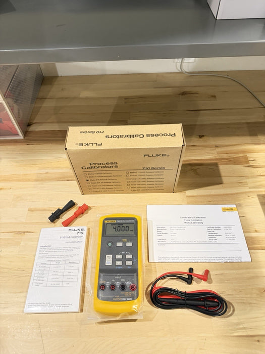 FLUKE 715 VOLT/MA CALIBRATOR WITH LEADS & CLIPS