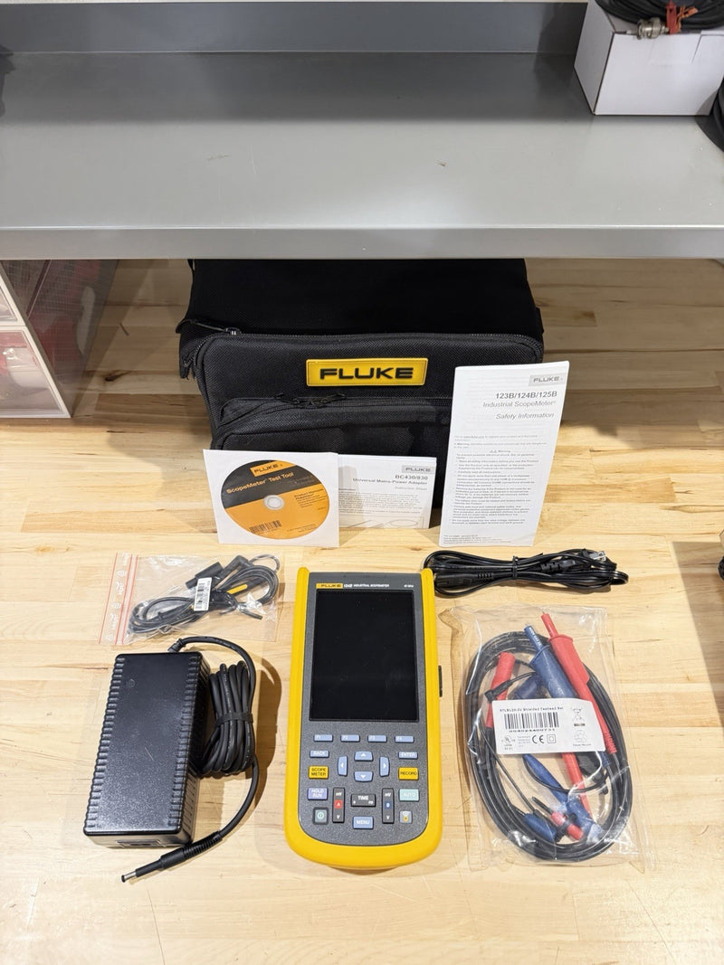 FLUKE 124B INDUSTRIAL SCOPEMETER 40MHZ W/ ACCESSORIES & BAG - FREE SHIPPING